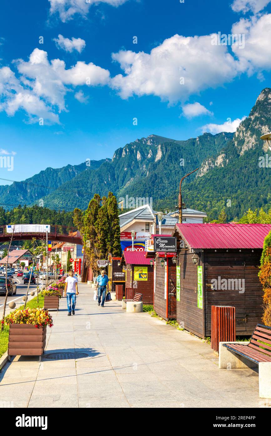 La rue principale Bulevardul Libertății avec des stands de vendeurs et vue sur les montagnes Bucegi, Busteni, Roumanie Banque D'Images