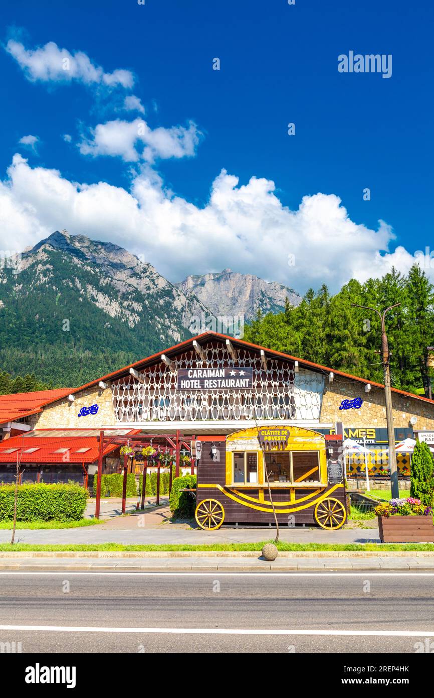 Extérieur de l'hôtel Caraiman avec les montagnes Bucegi en arrière-plan, Busteni, Roumanie Banque D'Images