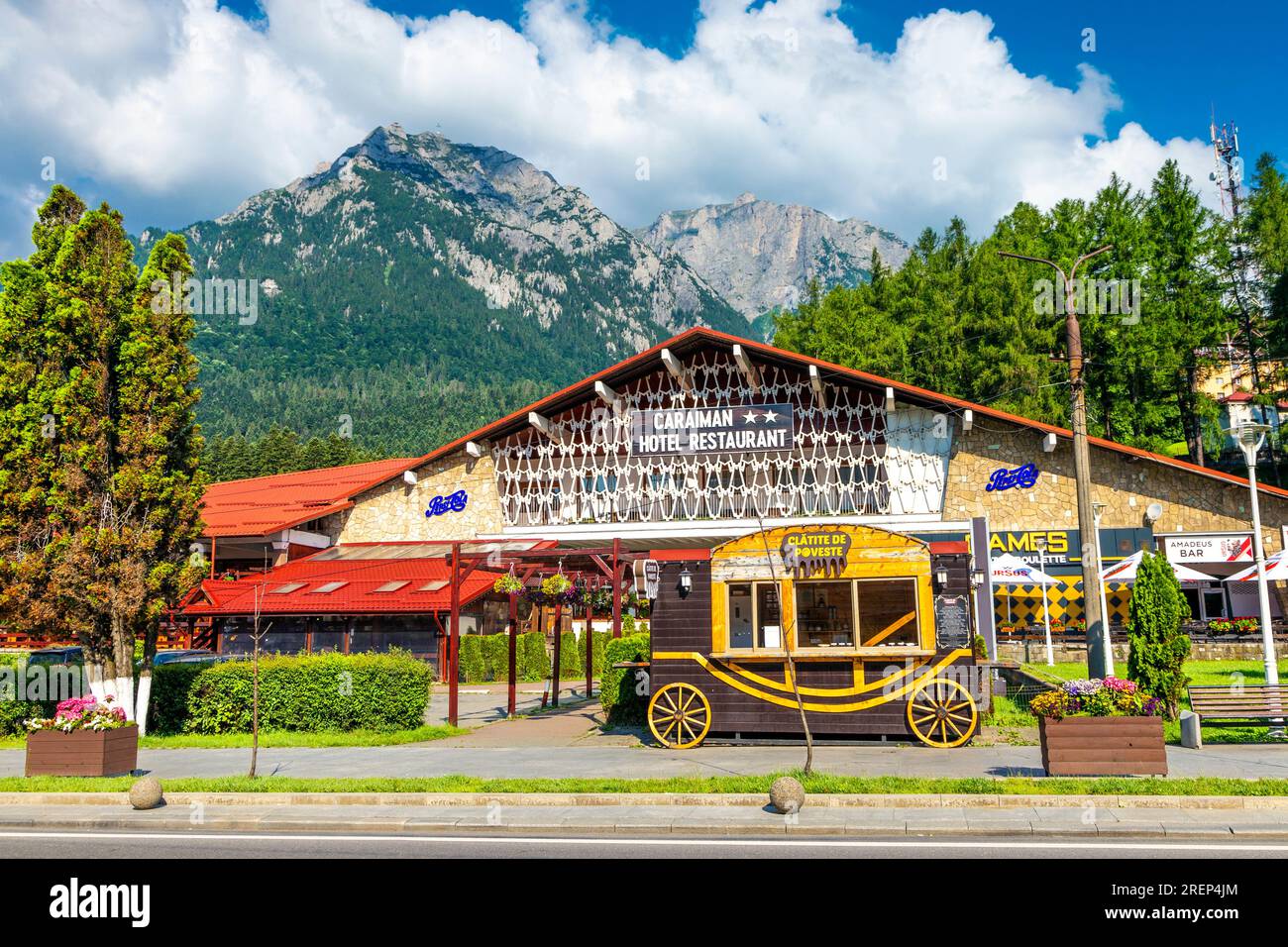 Extérieur de l'hôtel Caraiman avec les montagnes Bucegi en arrière-plan, Busteni, Roumanie Banque D'Images