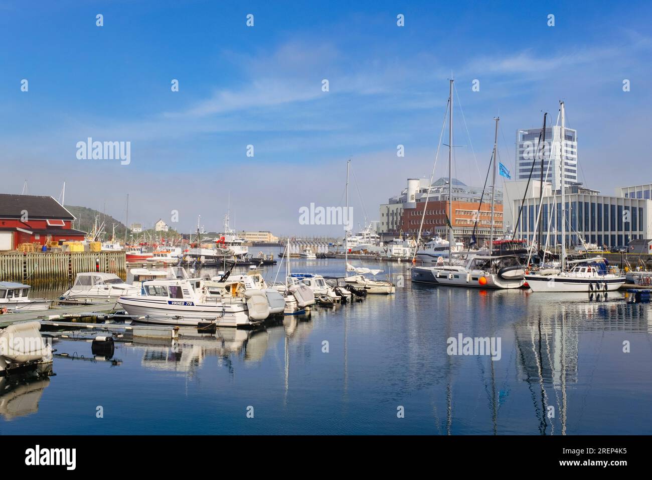 Bateaux amarrés dans le port avec des bâtiments modernes dans la ville. Bodo, Nordland, Norvège, Scandinavie, Europe Banque D'Images