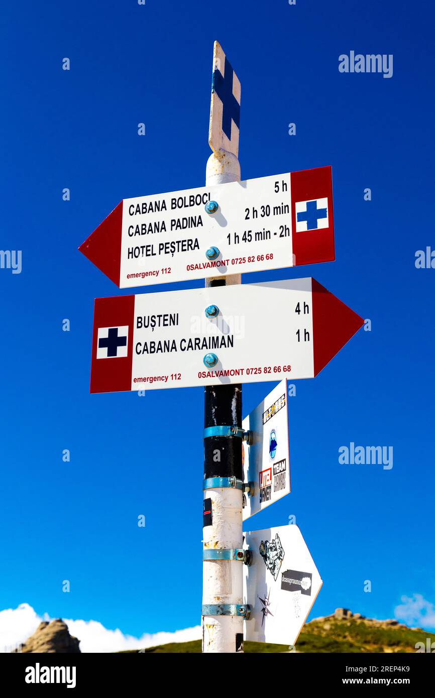 Panneau de direction sur le plateau de Babele dans les montagnes Bucegi, Roumanie Banque D'Images