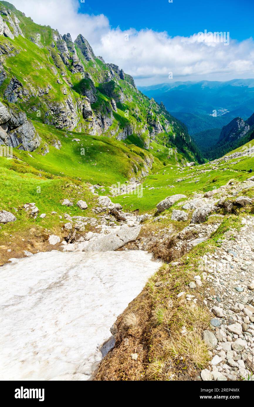 Sentier d'alpinisme de Busteni au pic OMU en passant par la vallée de Râul Valea Priponului, montagnes Bucegi, Roumanie Banque D'Images