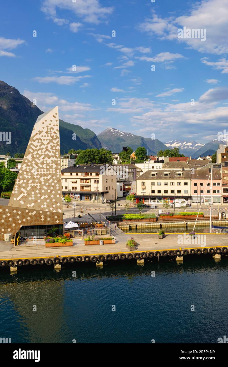 Norsk Tindesenter ou Norwegian Mountaineering Centre par le port avec des magasins au-delà à Andalsnes, Møre og Romsdal, Norvège, Scandinavie, Europe Banque D'Images