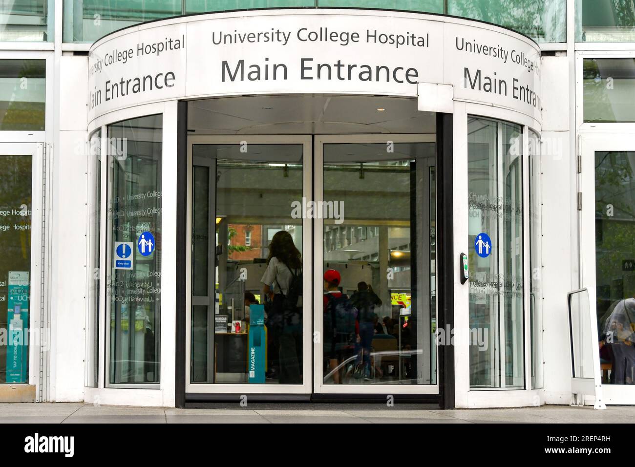 Londres, Angleterre, Royaume-Uni - 28 juin 2023 : vue rapprochée de l'entrée de l'University College Hospital Banque D'Images