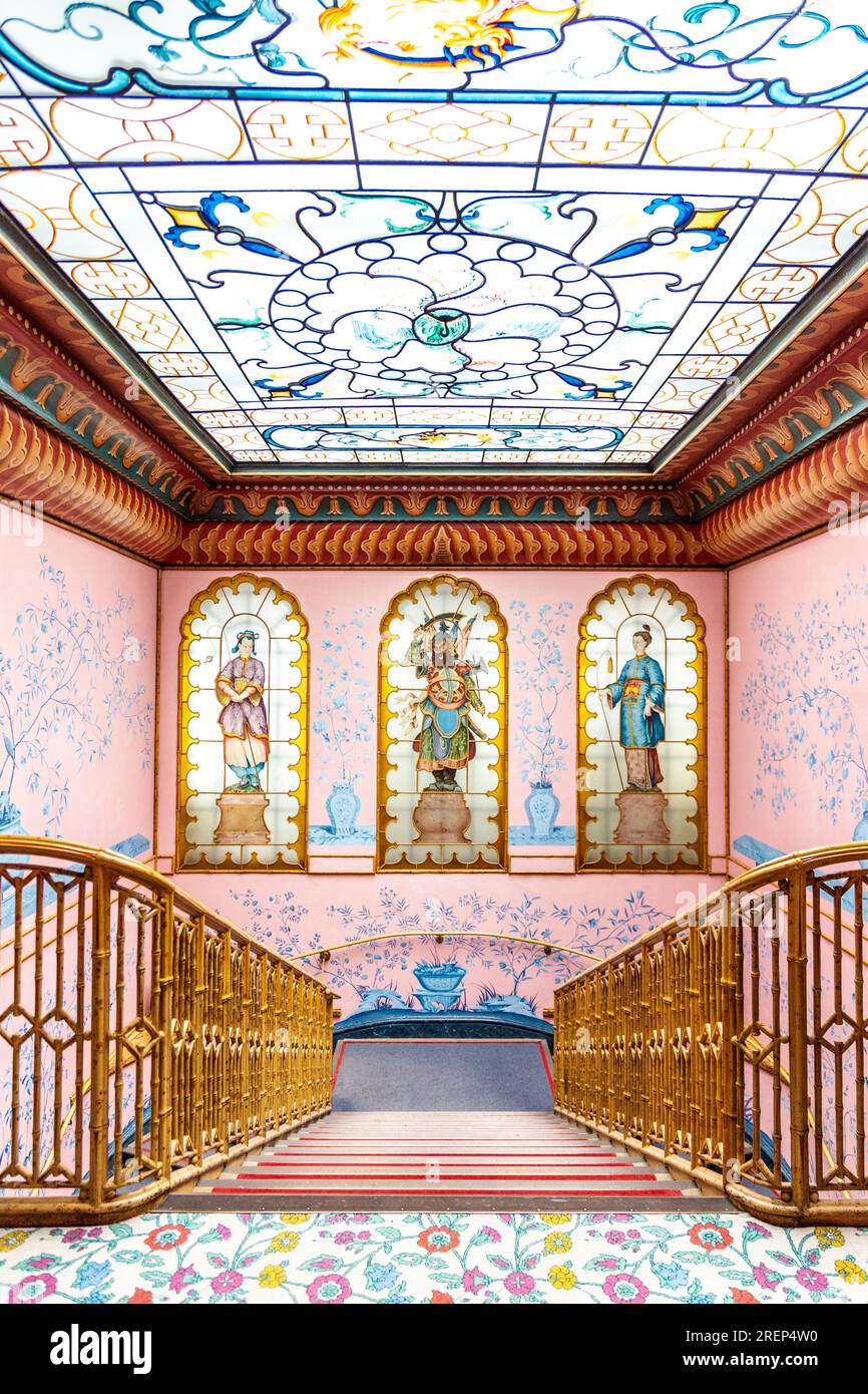 Escalier au bout de la longue galerie avec balustrade en fer et bois imitant le bambou, Royal Pavilion (Brighton Pavilion), Brighton, Angleterre Banque D'Images