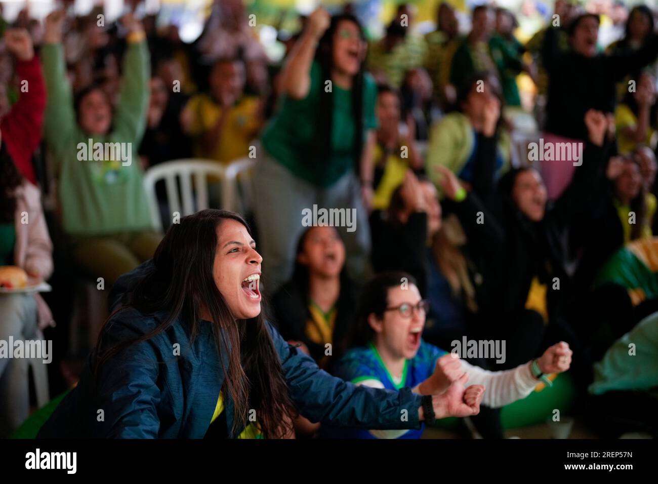 Brazilian soccer fans cheer as they watch the Women's World Cup soccer match between Brazil and France being played in Brisbane, Australia on a TV screen set up in a beach soccer court in Sao Paulo, Brazil, Saturday, July 29, 2023. (AP Photo/Andre Penner) Banque D'Images