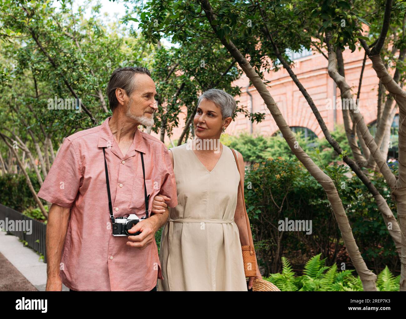 Couple senior marchant dans le parc ensemble. Touristes âgés marchant dehors. Banque D'Images