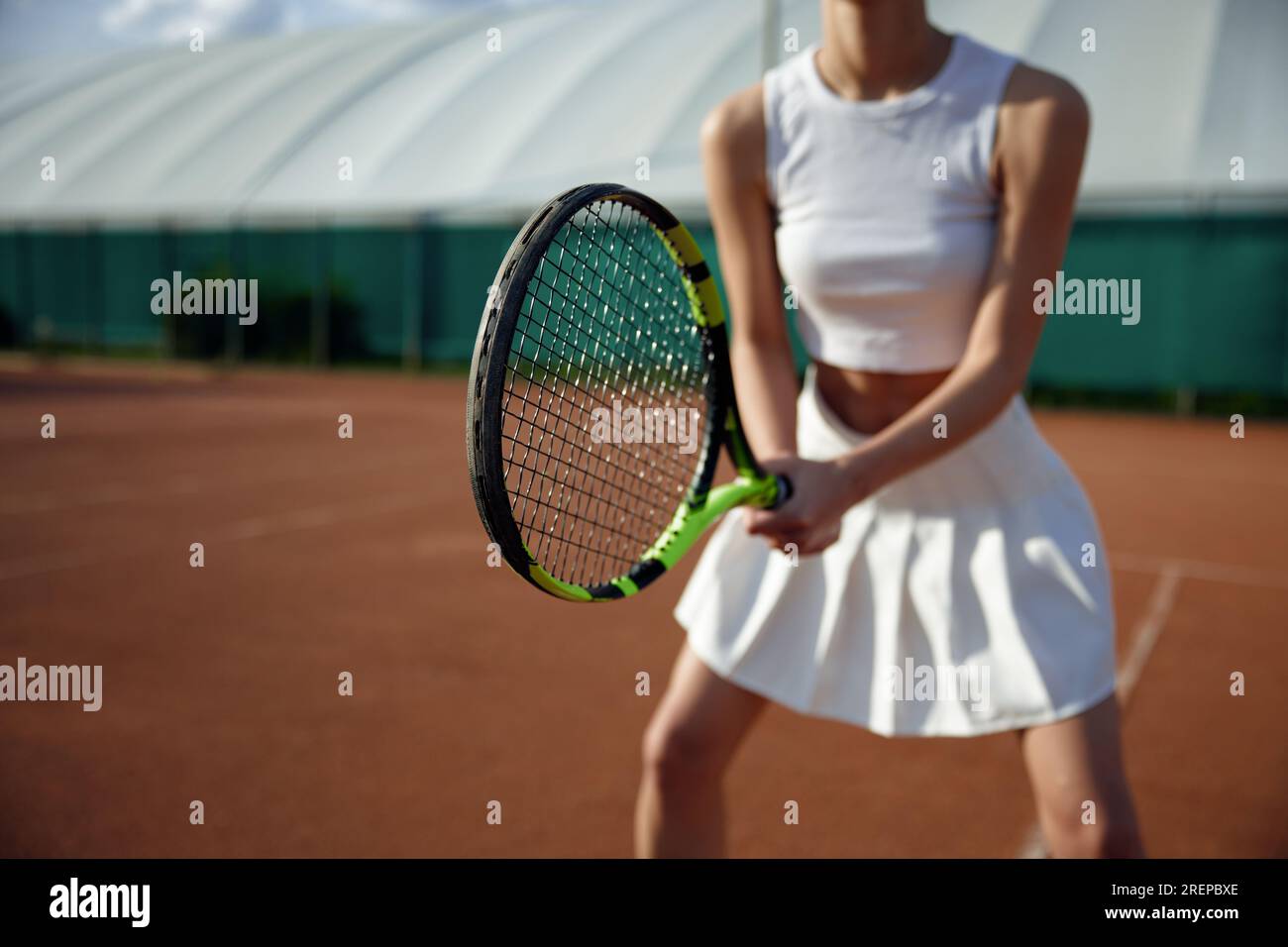 Vue rapprochée sur une joueuse de tennis tenant une raquette Banque D'Images