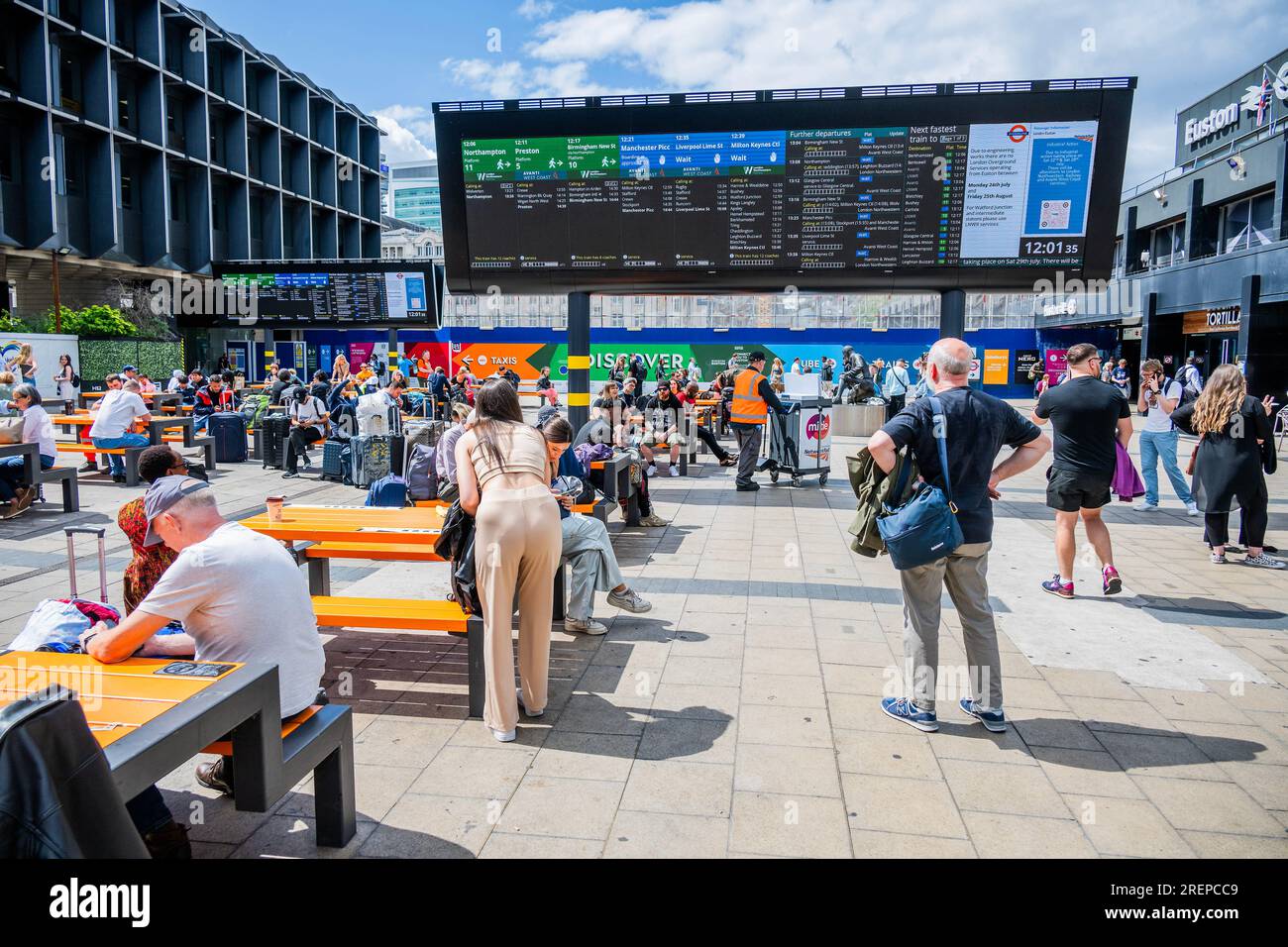 Londres, Royaume-Uni. 29 juillet 2023. Heureusement, c'est une belle journée pour que les gens puissent attendre dehors pour obtenir des informations dans le temps ensoleillé intermittent - les trains fonctionnent toujours sur un service réduit et les gens continuent d'arriver dans l'espoir d'en obtenir un. La dernière grève ferroviaire pour les salaires et les conditions à Euston Station. Crédit : Guy Bell/Alamy Live News Banque D'Images