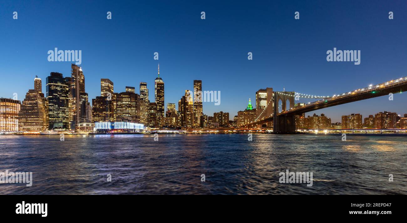 La ville de New York Pont de Brooklyn et Manhattan skyline illuminée la nuit Banque D'Images