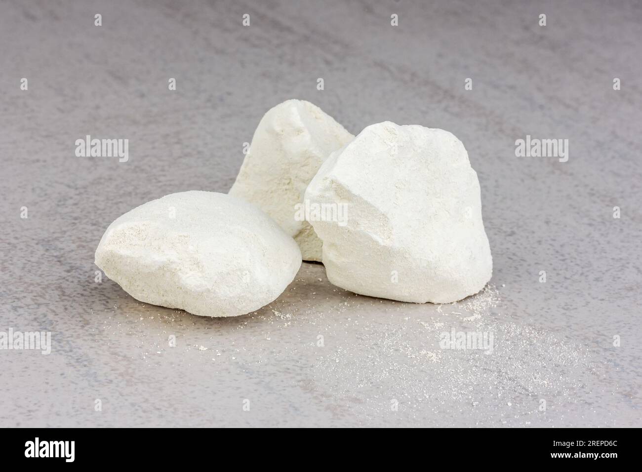 gros plan de morceaux blancs de chaux vive sur fond gris Photo Stock - Alamy