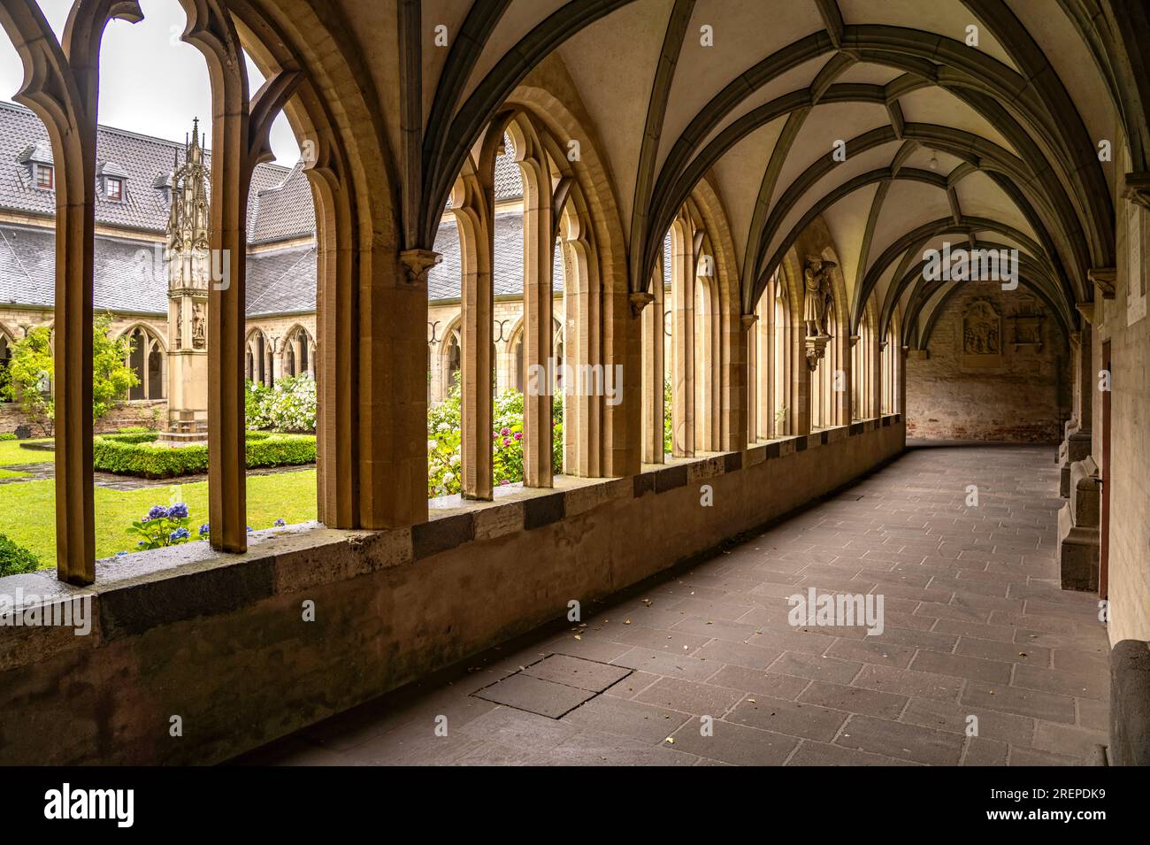 Innenhof und Kreuzgang der katholischen Kirche St. Viktor in Xanten, Niederrhein, Nordrhein-Westfalen, Deutschland, Europa | Cathédrale de Xanten ou St. Banque D'Images