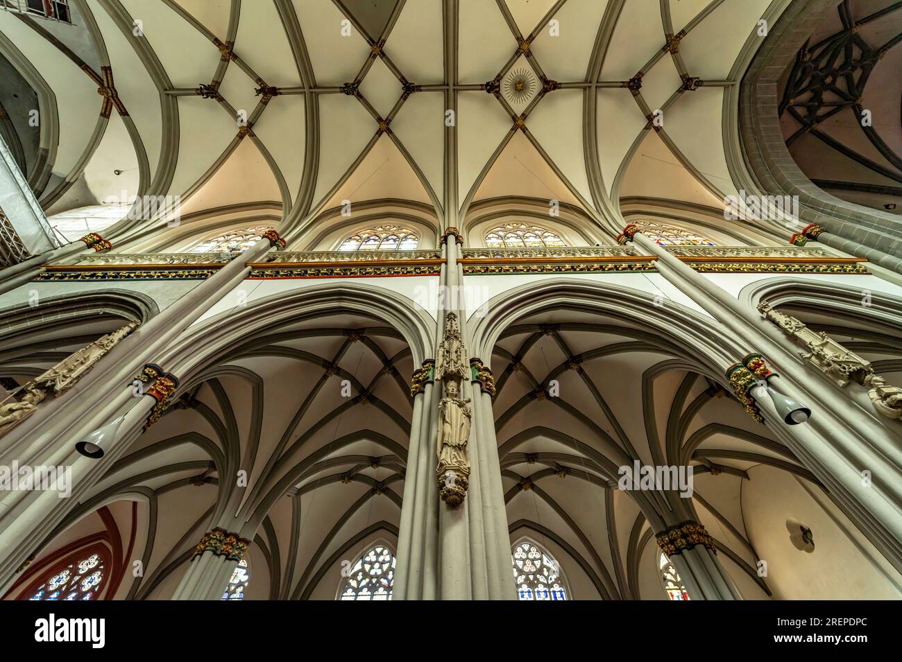 Decke und Säulen im Innenraum der katholischen Kirche St. Viktor in Xanten, Niederrhein, Nordrhein-Westfalen, Deutschland, Europa | Cathédrale de Xanten Banque D'Images