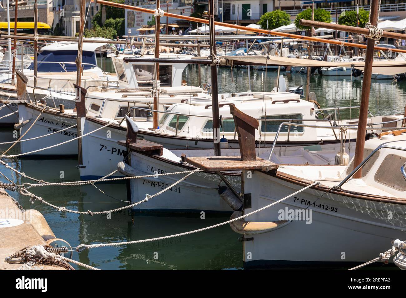 Bateaux de pêche blancs traditionnels dans le port de Porto Cristo, Porto Cristo Majorque (Majorque), Îles Baléares, Espagne. Europe Banque D'Images