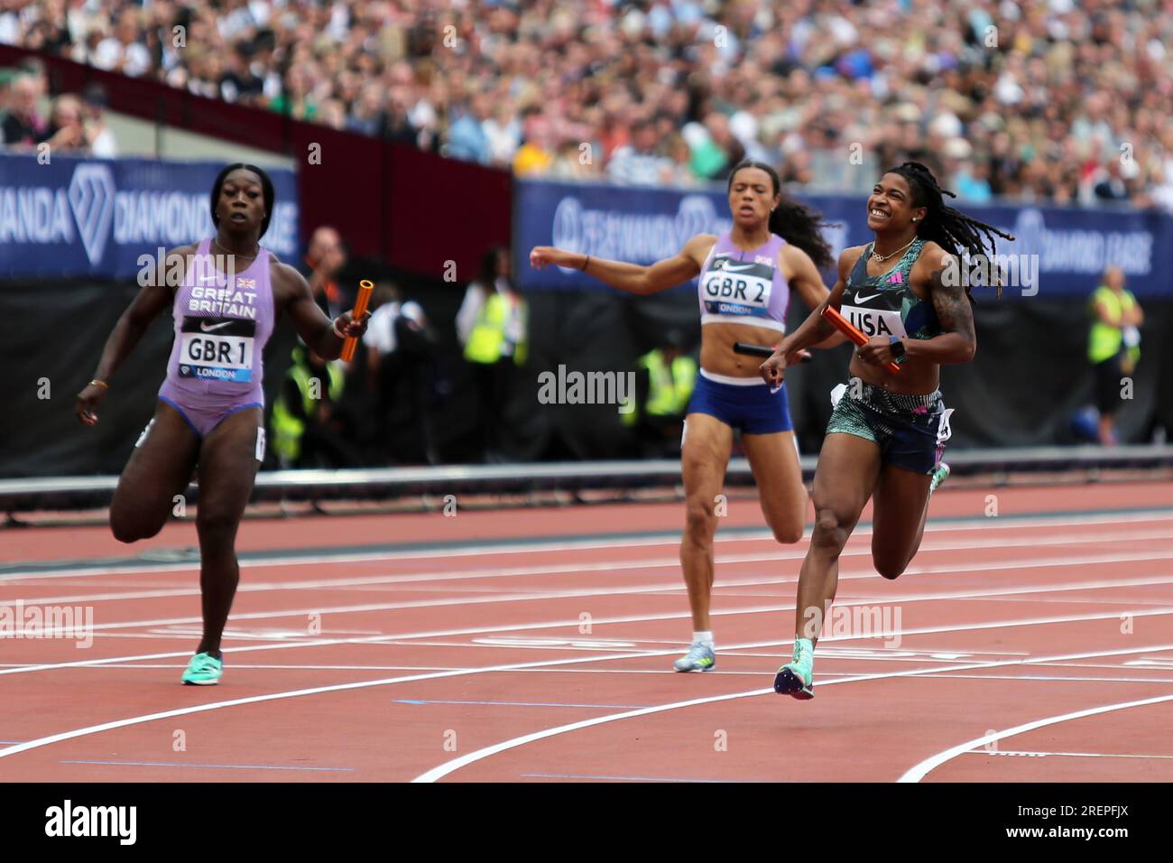 Aleia HOBBS (États-Unis d'Amérique) franchit la ligne d'arrivée lors de la finale du relais féminin 4 x 100m au 2023, IAAF Diamond League, Queen Elizabeth Olympic Park, Stratford, Londres, Royaume-Uni. Banque D'Images