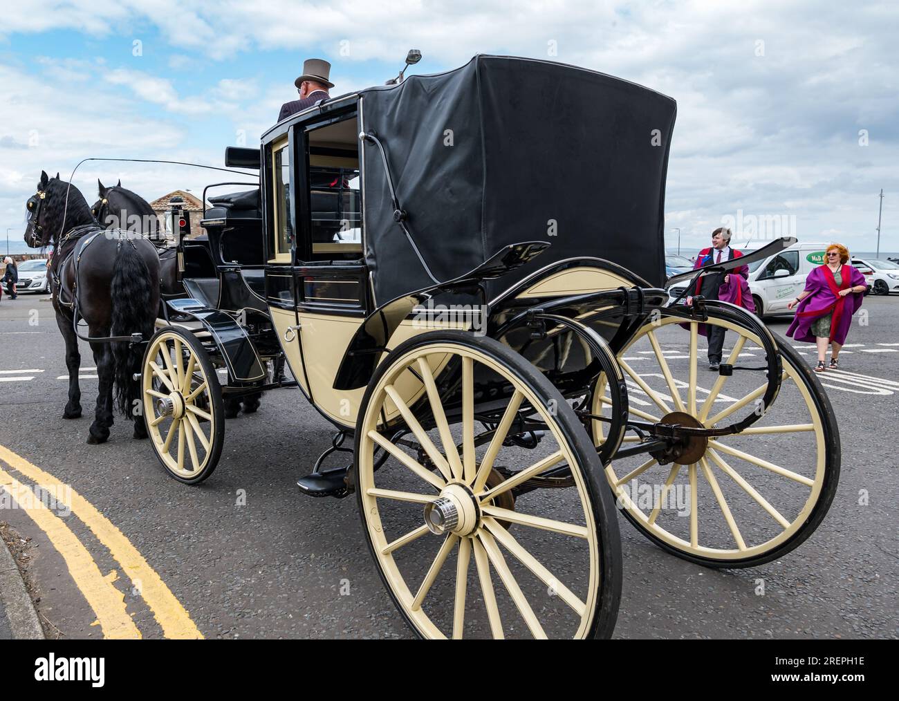 Musselburgh, East Lothian, Écosse, Royaume-Uni, 29 juillet 2023.. Festival de Musselburgh : le festival d'une semaine culmine avec le Festival Day Rideout photo : un cheval et une calèche attendent les conseillers locaux. Crédit : Sally Anderson/Alamy Live News Banque D'Images