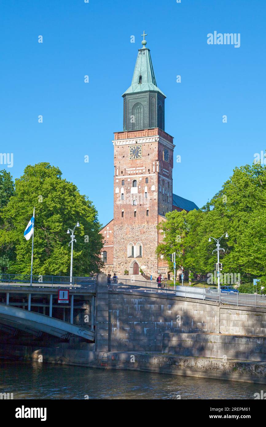 Turku, Finlande - juin 21 2019 : la cathédrale de Turku (en finnois : Turun tuomiokirkko, en suédois : Åbo domkyrka) est la cathédrale catholique de Finlande, tod Banque D'Images