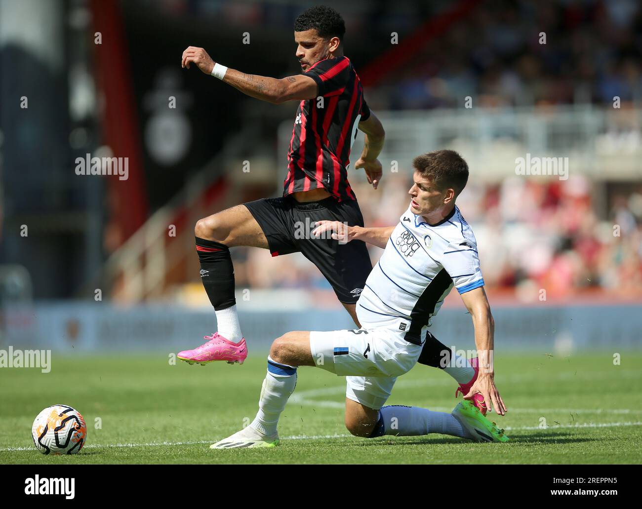 Dominic Solanke de Bournemouth est confronté à Joakim Maehle d’Atalanta lors du match amical de pré-saison au Vitality Stadium de Bournemouth. Date de la photo : Samedi 29 juillet 2023. Banque D'Images