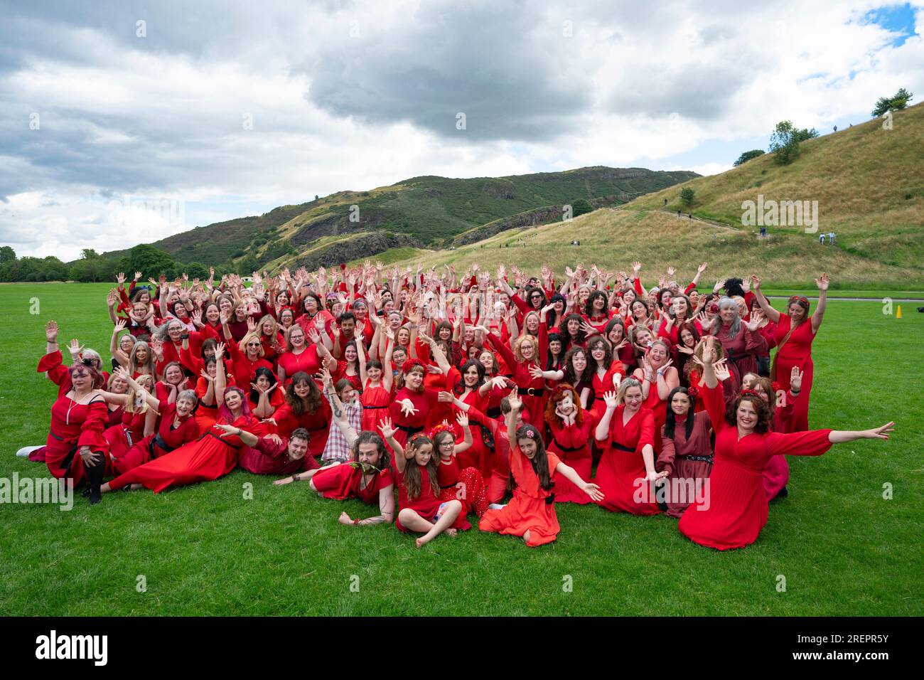 Édimbourg, Écosse, Royaume-Uni. 29 juillet 2023. Des dizaines de femmes portant des robes rouges se rassemblent à Holyrood Park pour danser et célébrer la Journée annuelle des hauteurs de Wuthering - un hommage à la musique de Kate Bush. Iain Masterton/Alamy Live News Banque D'Images