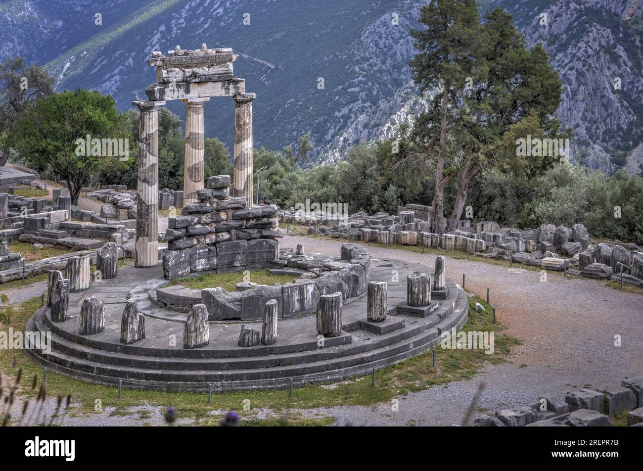 Delphes, Grèce : ruines à Tholos dédiées à la déesse grecque antique Athéna Pronaia à Delphes, Grèce. Banque D'Images Delphes, Grèce : ruines à Tholos dédiées à la déesse grecque antique Athéna Pronaia à Delphes, Grèce. Banque D'Images