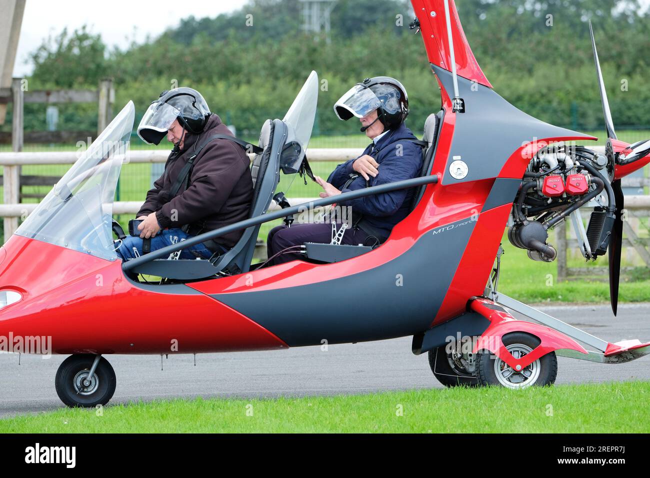 Le pilote et instructeur de gyrocoptère MTOsport se préparent pour une leçon de pilotage en 2023 Banque D'Images