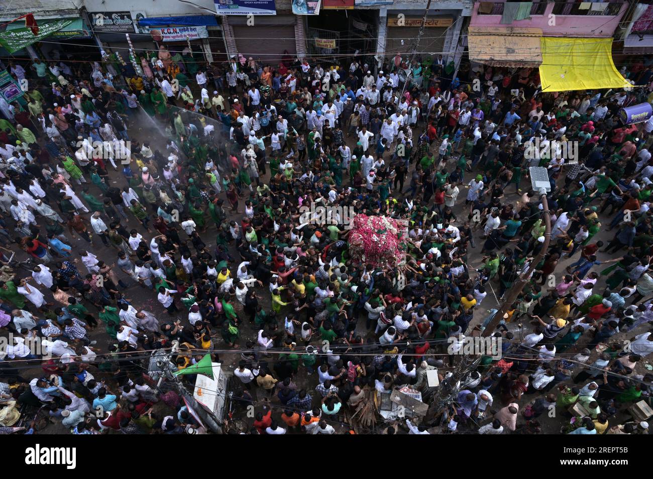 Prayagraj, Inde. 29/07/2023, les dévots musulmans indiens portent un cercueil symbolique lors d'une procession le dixième jour de l'Ashura dans le mois islamique de Muharram, à Prayagraj, en Inde. Crédit : Anil Shakya/Alamy Live News Banque D'Images