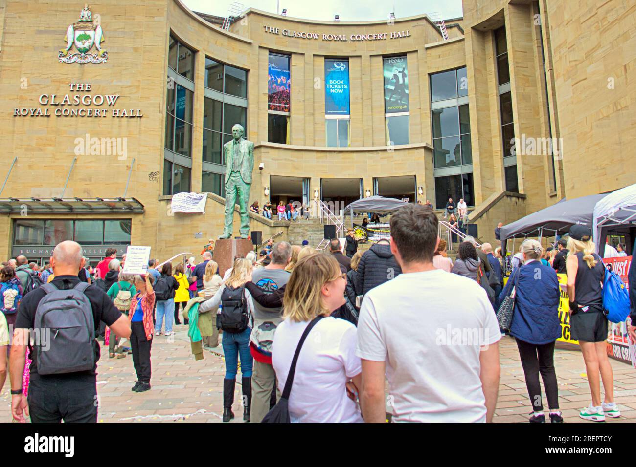 Glasgow, Écosse, Royaume-Uni 29 juillet 2023. lez et freedom ticker tape protest ont vu les petits britanniques mener une manifestation contre la société sans argent et les libertés individuelles, y compris ulez sous le regard de la statue de gordon dewar sur les marches de buchanan dans la salle de concert royale et une présentation personnelle de vos droits avec la police la loi sur la rue buchanan. Crédit Gerard Ferry/Alamy Live News Banque D'Images