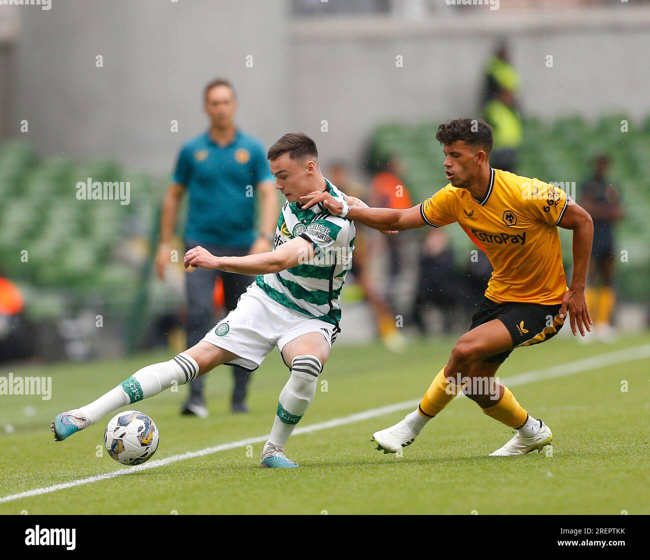 29 juillet 2023 ; Aviva Stadium, Dublin, Irlande : pré-saison football amical, Celtic contre Wolverhampton Wanderers ; Ben McPherson du Celtic FC sous pression pour garder le ballon en jeu Banque D'Images