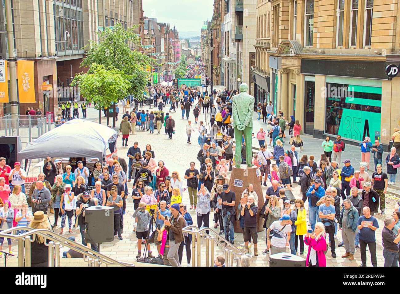 Glasgow, Écosse, Royaume-Uni 29 juillet 2023. lez et freedom ticker tape protest ont vu les petits britanniques mener une manifestation contre la société sans argent et les libertés individuelles, y compris ulez sous le regard de la statue de gordon dewar sur les marches de buchanan dans la salle de concert royale et une présentation personnelle de vos droits avec la police la loi sur la rue buchanan. Crédit Gerard Ferry/Alamy Live News Banque D'Images