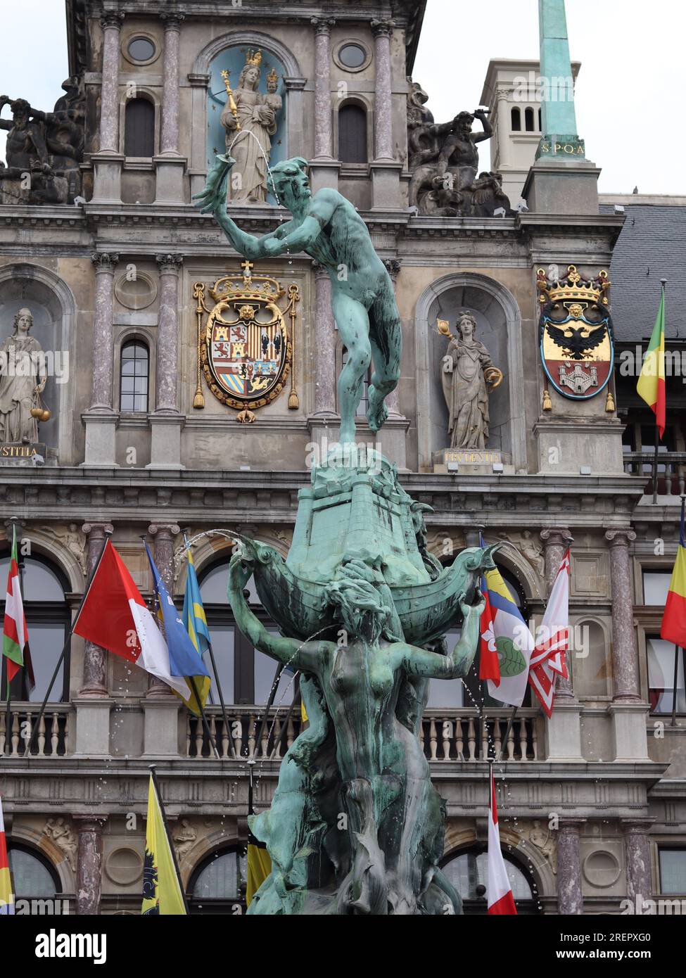 Le Brabofontein (Fontaine de Brabo) est situé dans la Grote Markt (place principale) d'Anvers, en Belgique, en face de l'Hôtel de ville. Banque D'Images