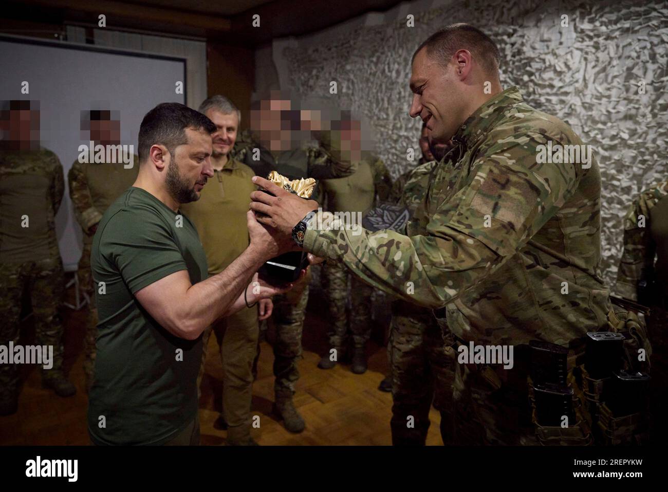 Donetsk, Ukraine. 29 juillet 2023. Le président ukrainien Volodymyr Zelenskyy, à gauche, reçoit une statue du Loup d'argent par les forces d'opérations spéciales, le général de brigade Viktor Khorenko, à droite, lors d'une visite à des positions de première ligne dans la région de Donetsk, le 29 juillet 2023 dans l'oblast de Donetsk, en Ukraine. Zelenskyy a rendu visite à des commandos du SOF pour marquer la Journée des forces d'opérations spéciales et s'est arrêté à une station-service en chemin pour saluer les partisans. Crédit : Pool photo/Ukrainian Presidential Press Office/Alamy Live News Banque D'Images