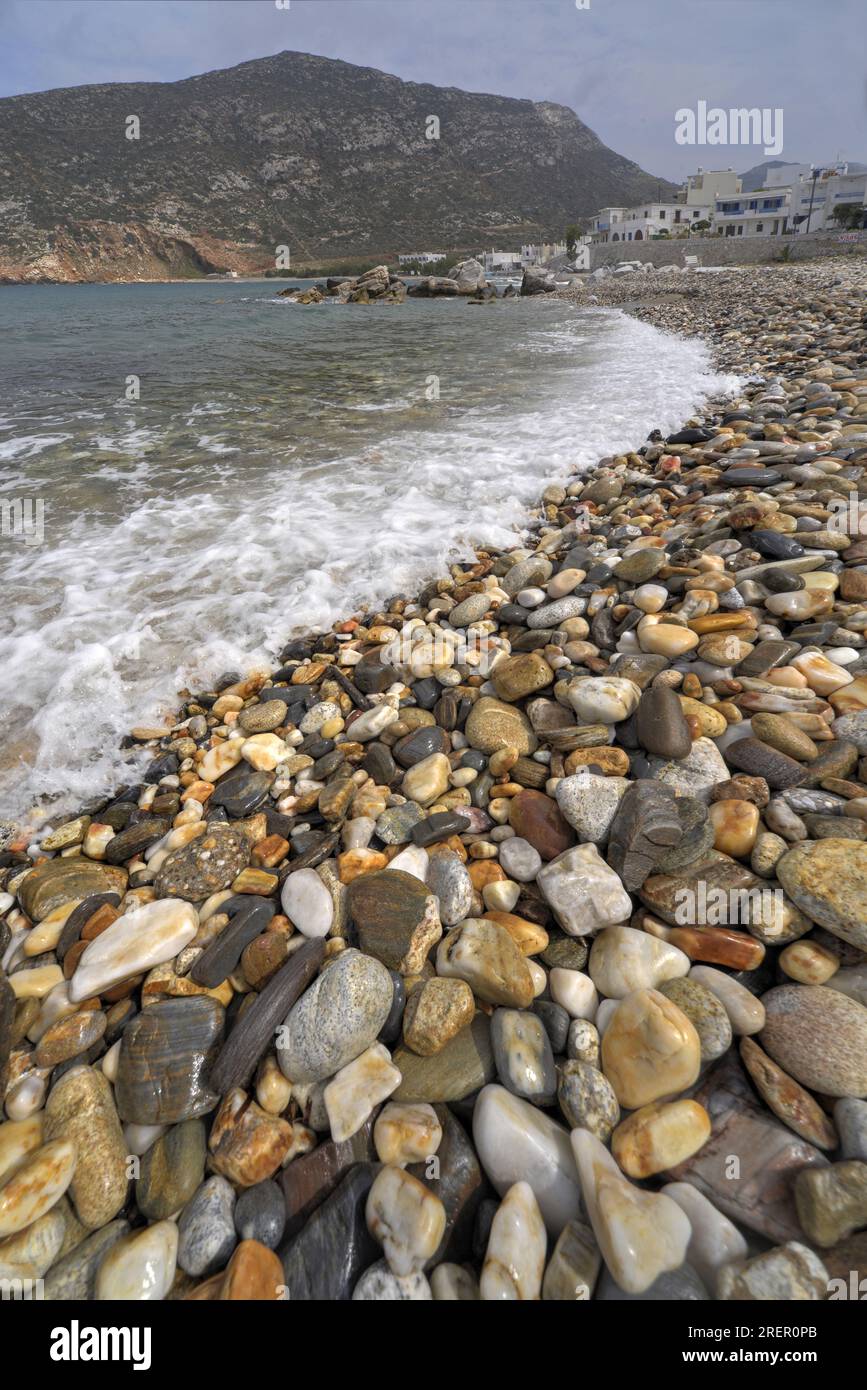 Plage de galets sur une rive d'île grecque. Galets humides colorés en perspective profonde. Banque D'Images Plage de galets sur une rive d'île grecque. Galets humides colorés en perspective profonde. Banque D'Images