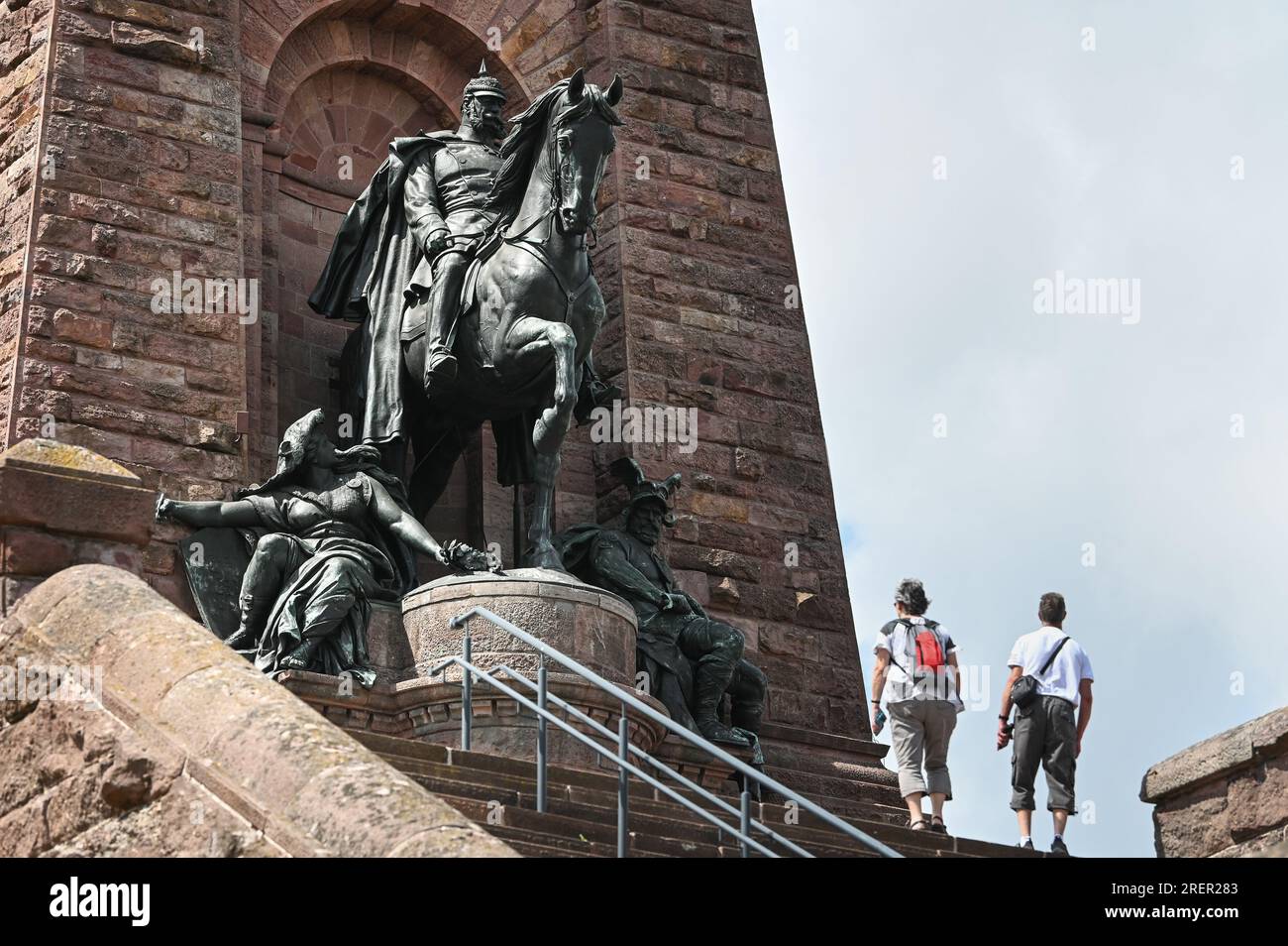 Steinthaleben, Allemagne. 29 juillet 2023. Touristes devant le monument équestre de l'empereur Guillaume Ier au monument Kyffhäuser. Le monument mesure 81 mètres de haut et a été construit en l'honneur de l'empereur Guillaume Ier dans les montagnes de Kyffhäuser. C'est le troisième plus grand monument en Allemagne. Crédit : Heiko Rebsch/dpa/Alamy Live News Banque D'Images