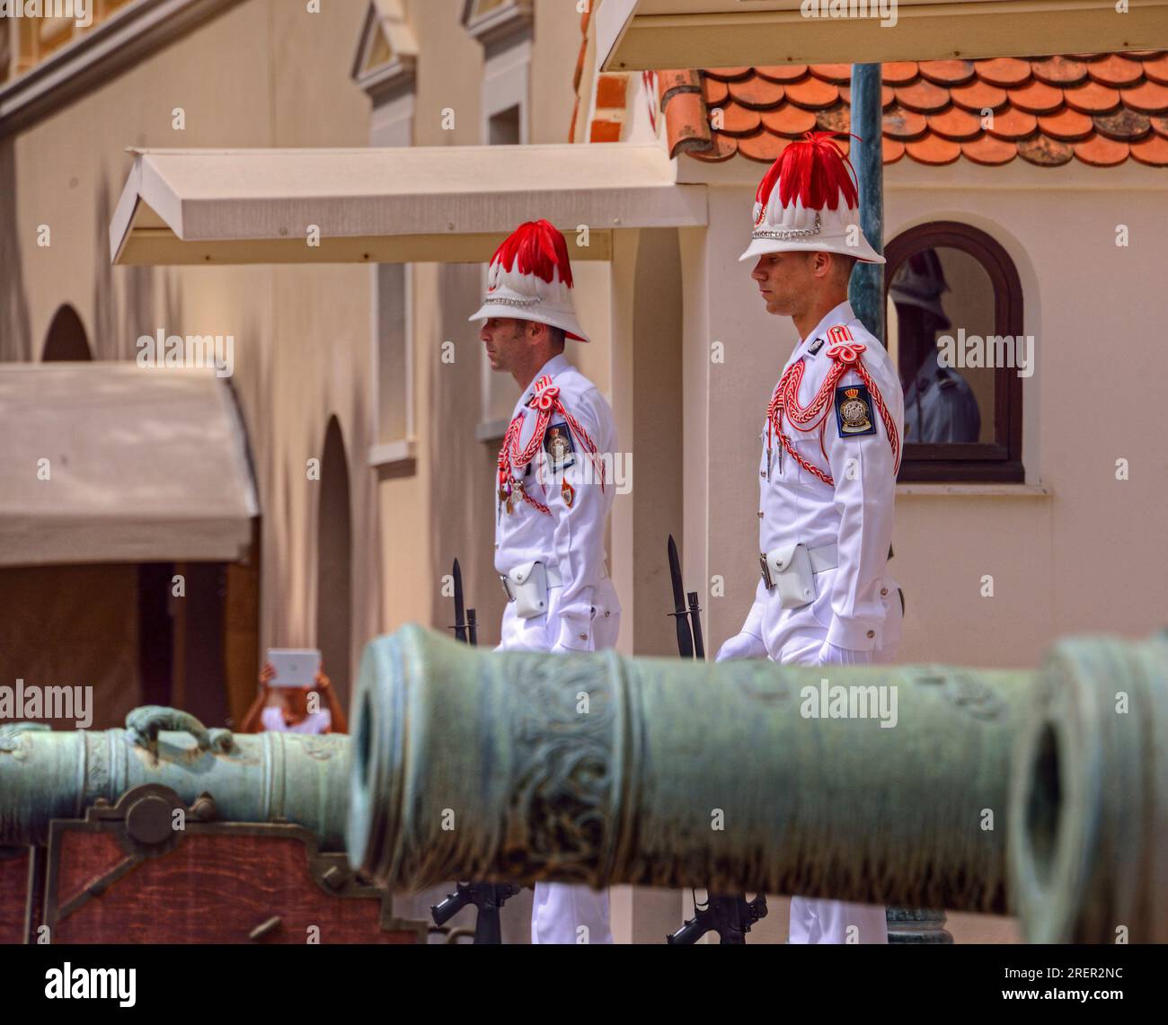 Monte Carlo, Monaco, Côte d'Azur - 26 mai 2016 : gardes et canons au Palais princier sur la place du Palais à Monte Carlo, Monaco. Banque D'Images Monte Carlo, Monaco, Côte d'Azur - 26 mai 2016 : gardes et canons au Palais princier sur la place du Palais à Monte Carlo, Monaco. Banque D'Images