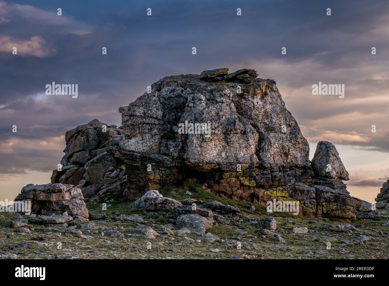 Beautiful Light Hits Mushroom Rocks formation le long du sentier Tundra Communities Trail dans le parc national des montagnes Rocheuses Banque D'Images