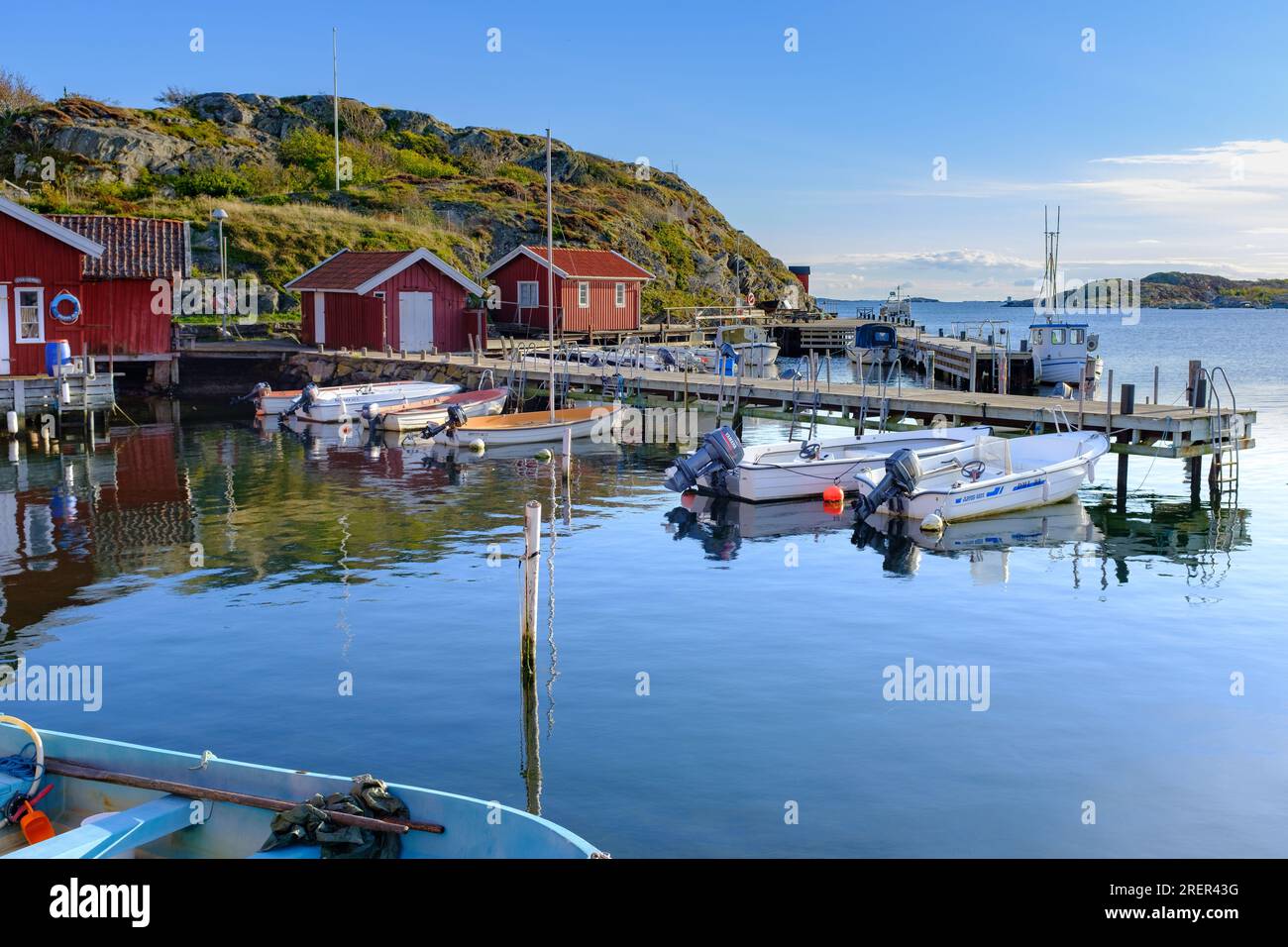 Côte scandinave - Bateaux amarrés au quai de Tjörn sur l'archipel de la côte ouest de la Suède occidentale Banque D'Images