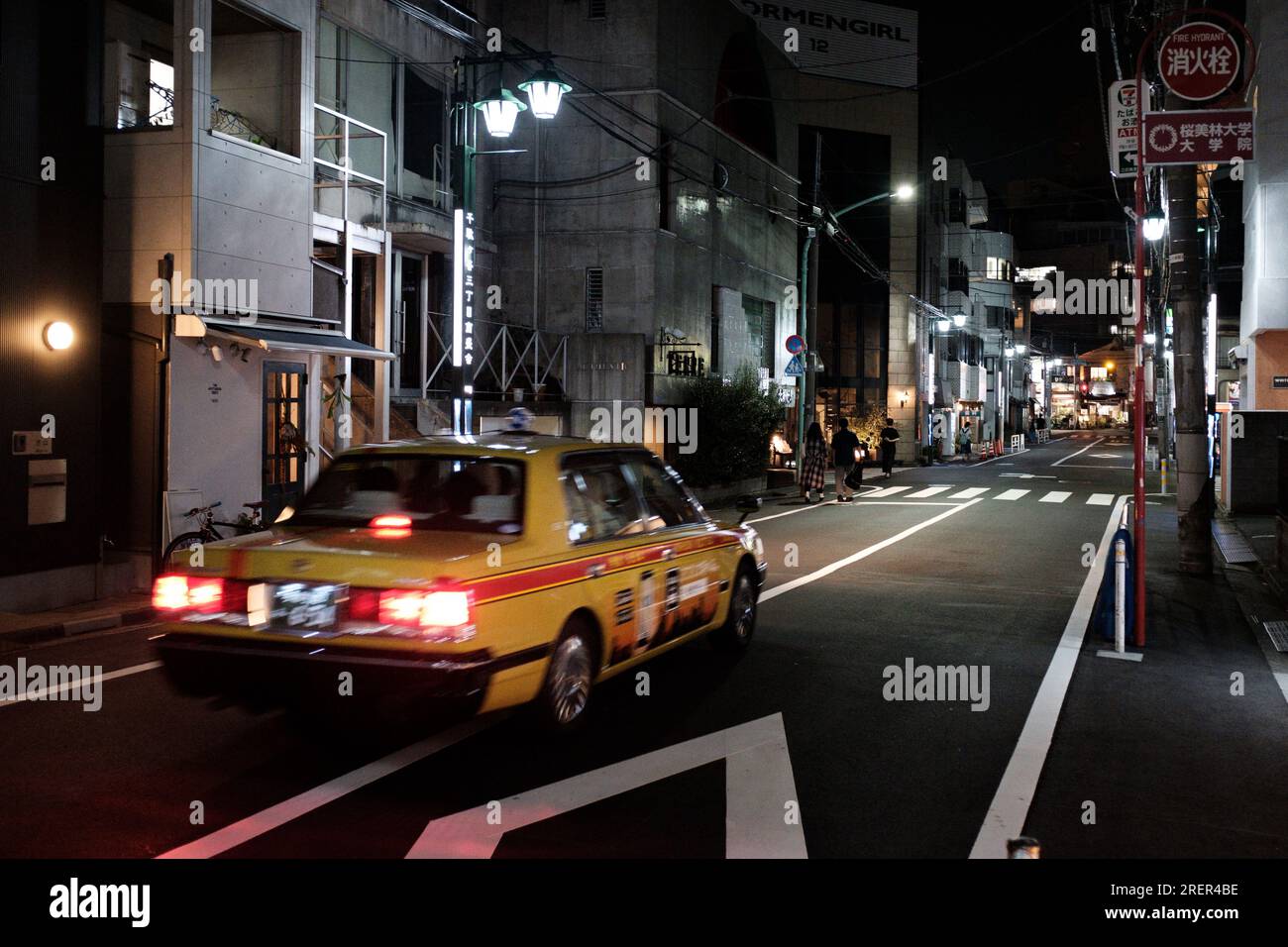Taxi à Tokyo la nuit - Un taxi jaune conduisant dans la nuit d'été à Tokyo, au Japon Banque D'Images
