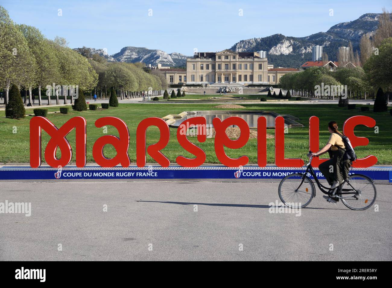 Cycliste Cyclisme devant Giant Red Letters of Sign Marseille en face de Château Borely, Parc et jardin Marseille France Banque D'Images