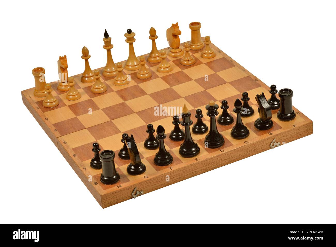 Jeu d'échecs. Vieux jeu d'échecs russe soviétique. Pièces d'échecs avec échiquier isolé sur fond blanc. Banque D'Images Jeu d'échecs. Vieux jeu d'échecs russe soviétique. Pièces d'échecs avec échiquier isolé sur fond blanc. Banque D'Images