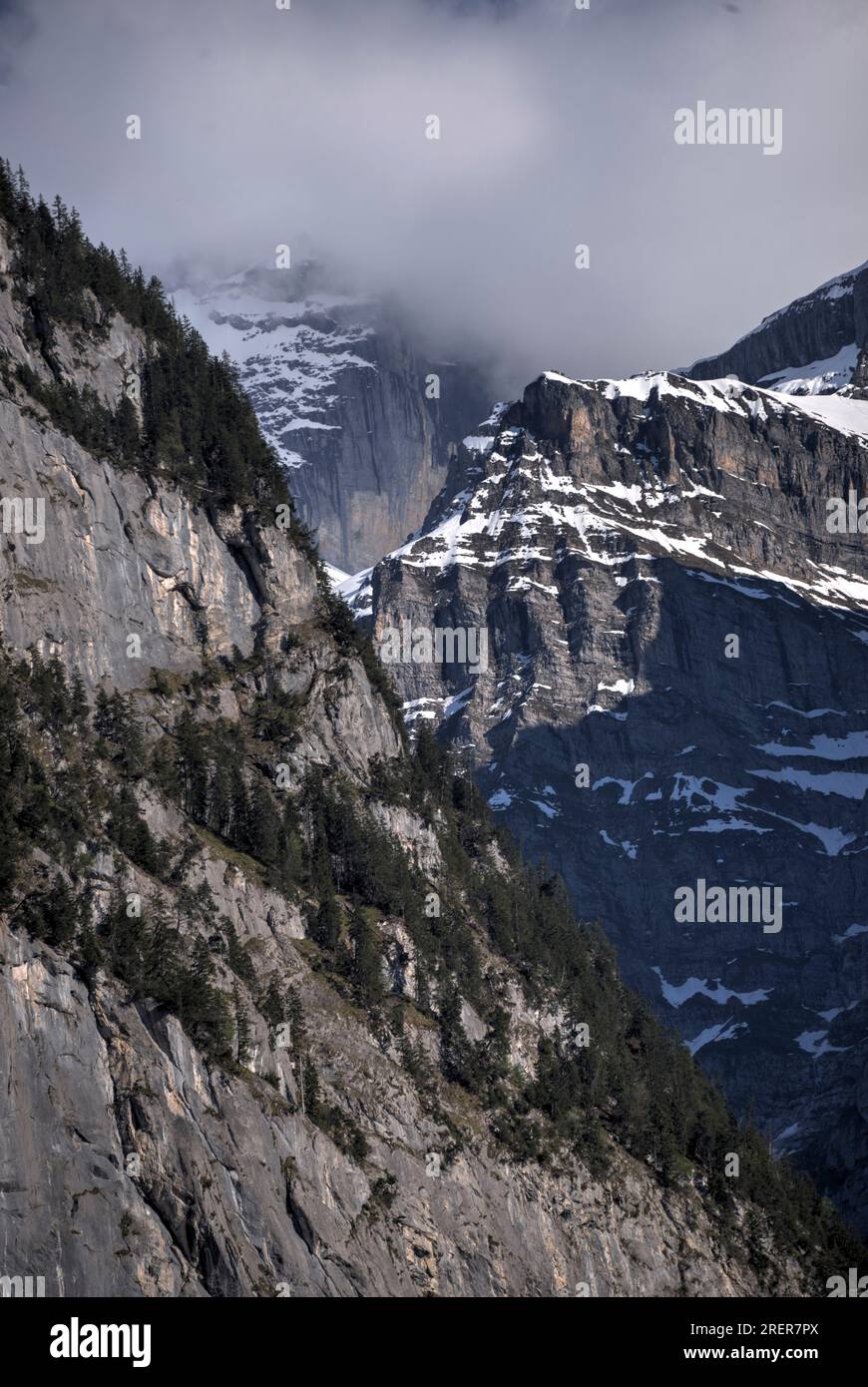 Un banc de nuages se déplace sur les Alpes suisses dans la région de la Jungfrau près de Lauterbrunnen. Banque D'Images Un banc de nuages se déplace sur les Alpes suisses dans la région de la Jungfrau près de Lauterbrunnen. Banque D'Images