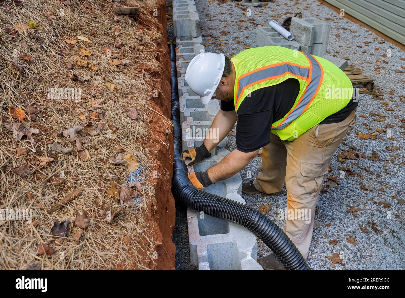 Projet de construction sur l'installation correcte de tuyau de drainage  pour l'eau de pluie dans le mur de soutènement Photo Stock - Alamy