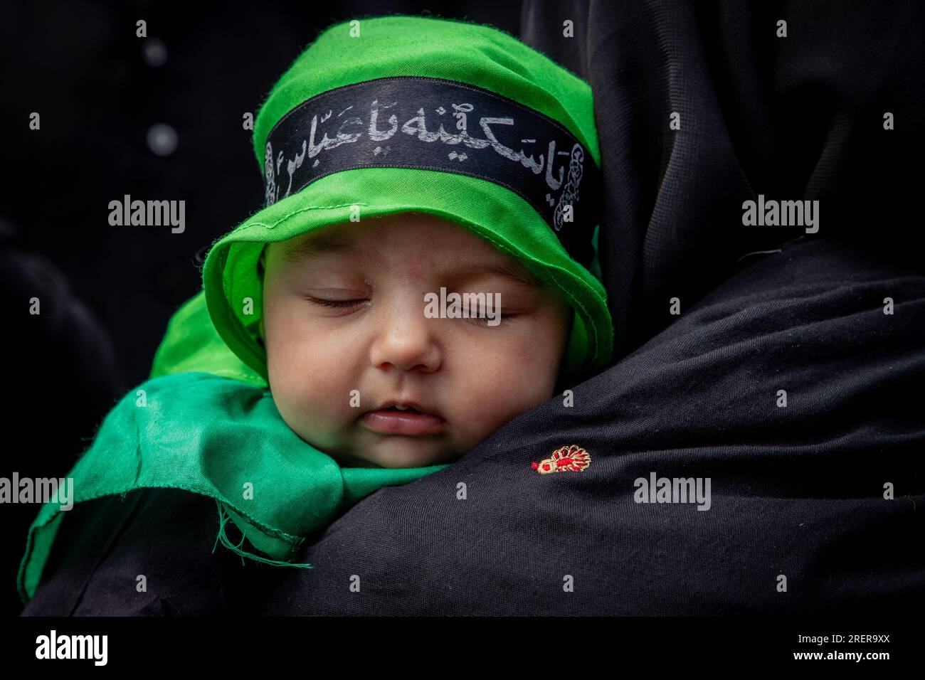 Srinagar, Inde. 29 juillet 2023. Une femme musulmane chiite portant son enfant lors d'une procession religieuse le dixième jour de l'Ashura du mois islamique de Mouharram. Ashura ou (10e jour de Mouharram) marque le martyre de l'Imam Hussain, le petit-fils du Prophète Mohammed et des membres de sa famille immédiate qui ont été tués dans la bataille de Karbala en Irak au 7e siècle. (Photo de Faisal Bashir/SOPA Images/Sipa USA) crédit : SIPA USA/Alamy Live News Banque D'Images