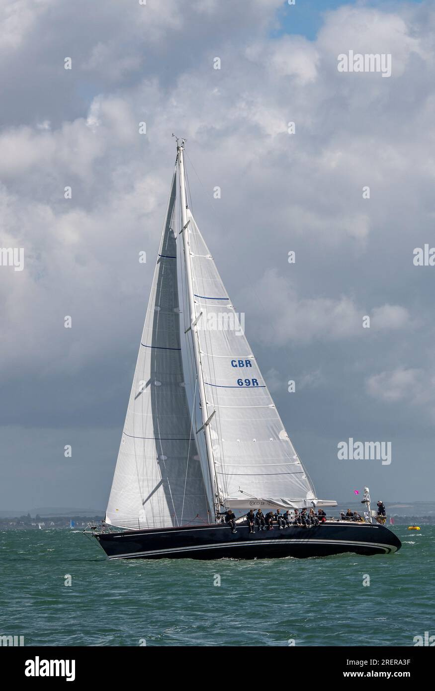 cowes semaine 2023. gbr69r coco de mer cygne 62ds course dans la régate annuelle cowes week. Banque D'Images