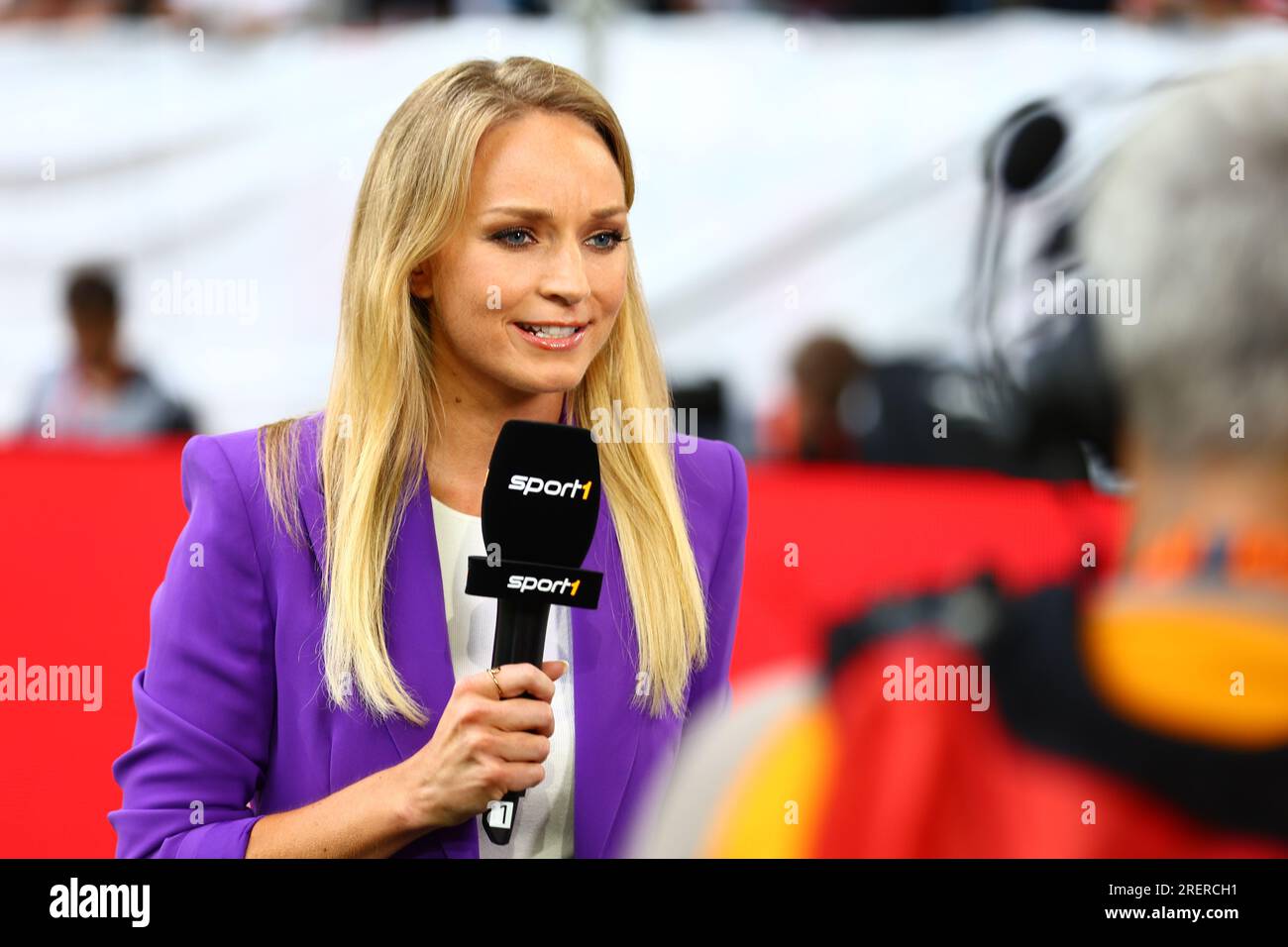 Düsseldorf, Allemagne, 29.07.2023. Fortuna Duesseldorf vs Hertha BSC, football, 2. Bundesliga, 1. Journée, saison 2023/2024. SPORT 1 PRÉSENTATRICE KATHERINA KLEINFELDT LES RÈGLEMENTS DU LDF INTERDISENT TOUTE UTILISATION DE PHOTOGRAPHIES COMME SÉQUENCES D'IMAGES ET/OU QUASI-VIDÉO. Crédit : newsNRW / Alamy Live News Banque D'Images