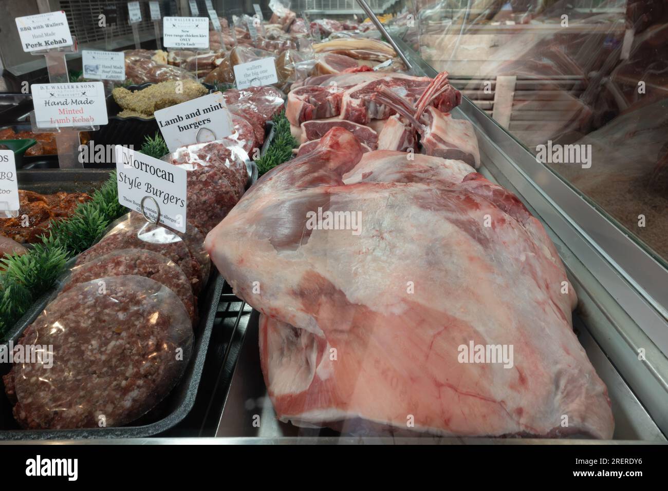 L'exposition réfrigérée de la boucherie présente une variété de viandes crues et fraîches parmi lesquelles les clients peuvent choisir. Ledbury DT Waller and Sons Banque D'Images