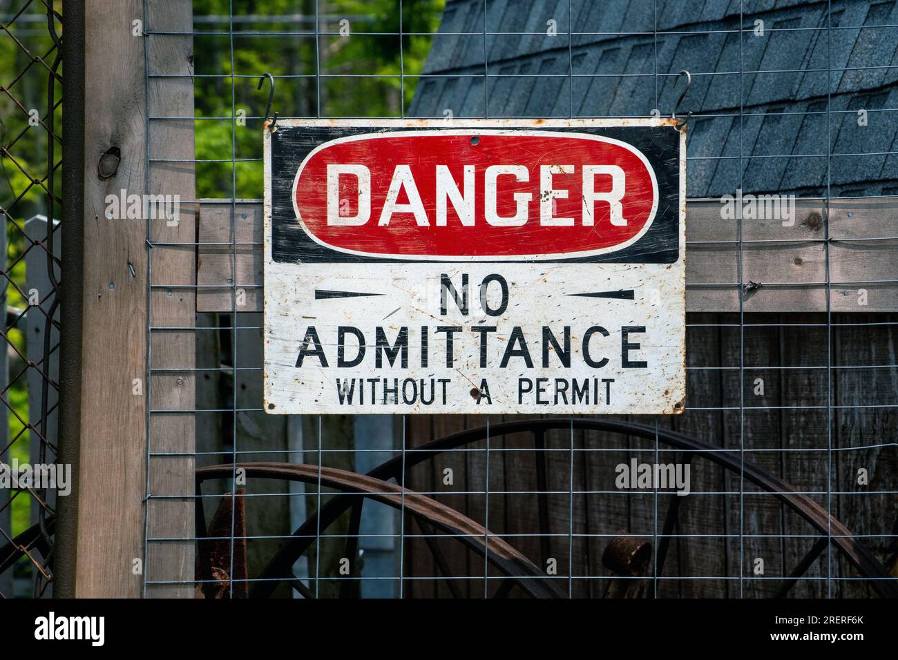 Un panneau de danger sur une clôture en fil de fer indique qu'il n'y a pas d'admission sans permis Banque D'Images
