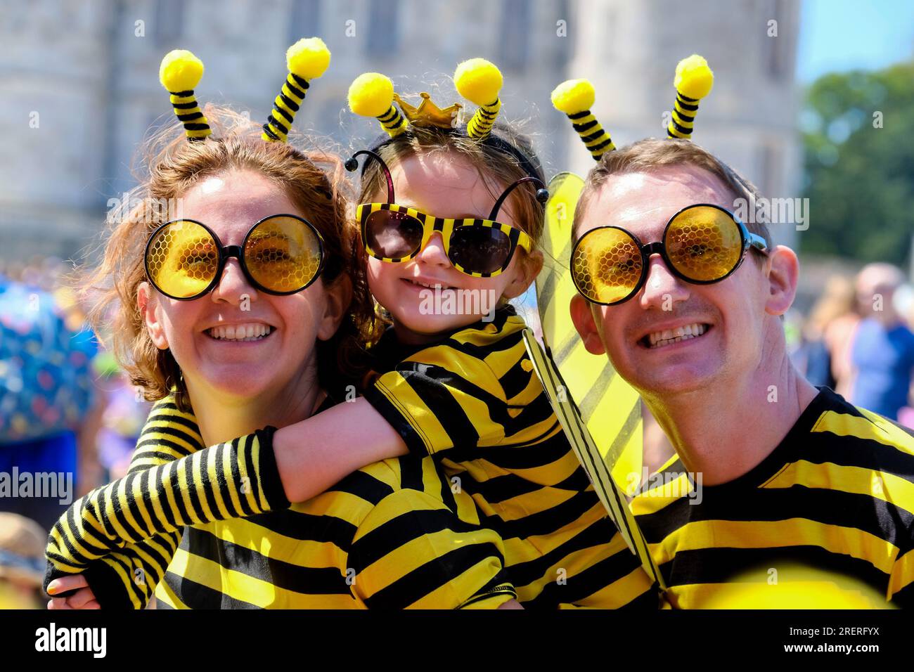 Lulworth, Royaume-Uni. 29 juillet 2023. Mère, fille et père déguisés en bourdons dans une foule d'enfants vêtus de costumes habillés de fantaisie et écoutant naturiste, photographe de la nature, présentateur de télévision et auteur, Christopher Gary Packham CBE, Chris Packham, en direct sur scène, donnant une conférence sur la nature à un public familial au Camp Bestival. Crédit : SOPA Images Limited/Alamy Live News Banque D'Images