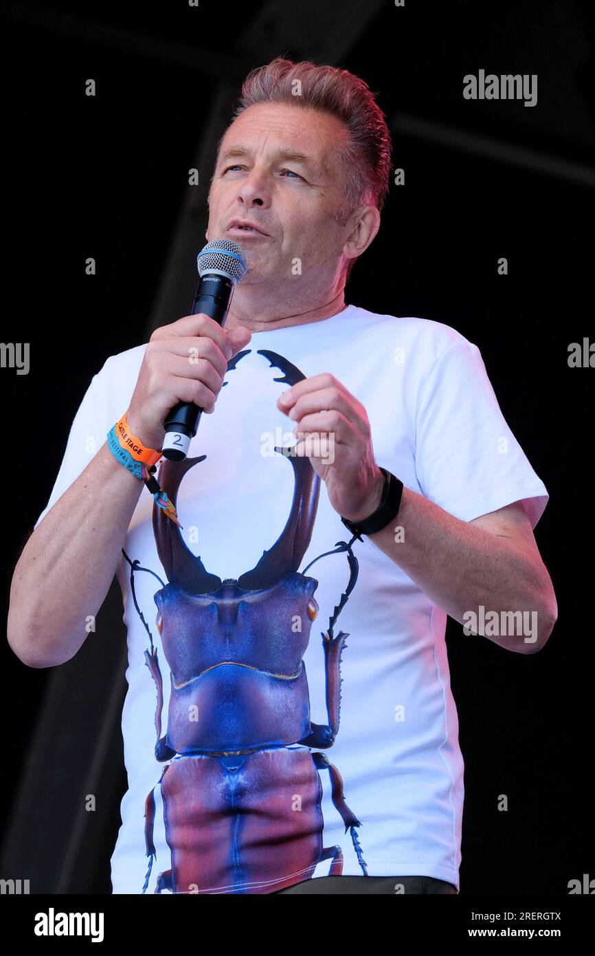 Lulworth, Royaume-Uni. 29 juillet 2023. Naturaliste, photographe nature, présentateur de télévision et auteur, Christopher Gary Packham CBE, Chris Packham, en direct sur scène, donnant une conférence nature à un public familial au Camp Bestival. (Photo de Dawn Fletcher-Park/SOPA Images/Sipa USA) crédit : SIPA USA/Alamy Live News Banque D'Images