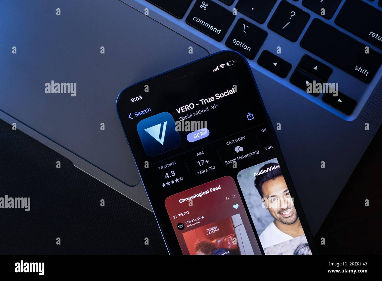 Vero App ouvert dans App Store sur un téléphone avec un ordinateur portable en arrière-plan Banque D'Images