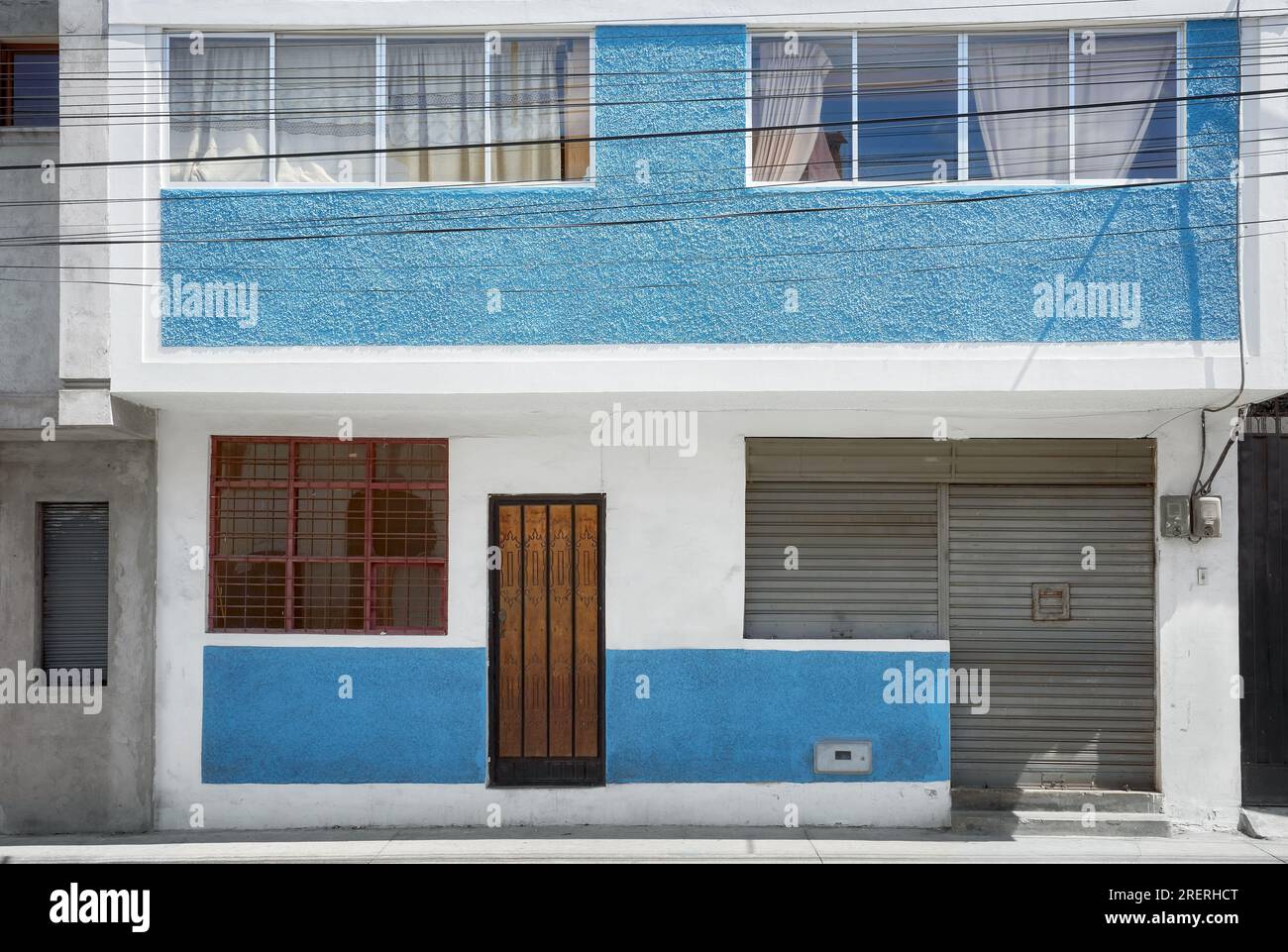 Vue sur la rue d'une façade de bâtiment ancien, arrière-plan architectural, Riobamba, Équateur. Banque D'Images